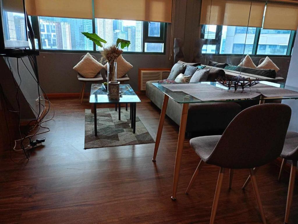 Loft condo beside Shangri-La Fort Manila Exterior foto